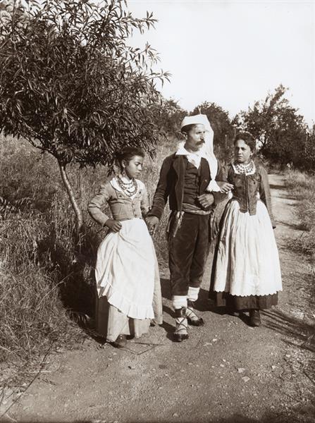 Family from Taormina, c.1890 - c.1899 - Giuseppe Bruno