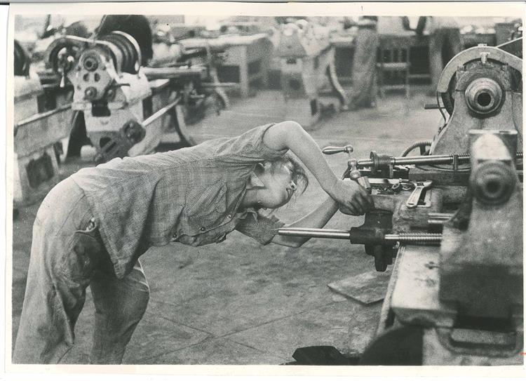 The new Chinese woman works in factories, 1961 - Henri Cartier-Bresson