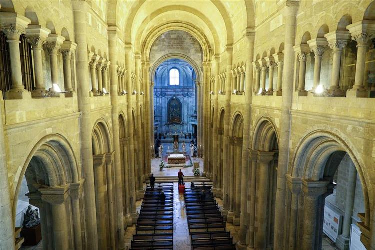 Interior of Lisbon Cathedral, 1147 - Романская архитектура