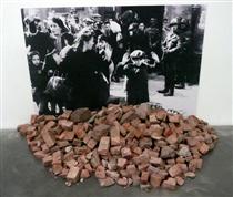 Historic Photographs: No. 1- Liquidation of the Warsaw Ghetto, April 19-28 days, 1943 - Arte autodestructivo