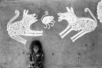 A young girl in front of mandana paintings, Rajasthan - Йоті Бхатт