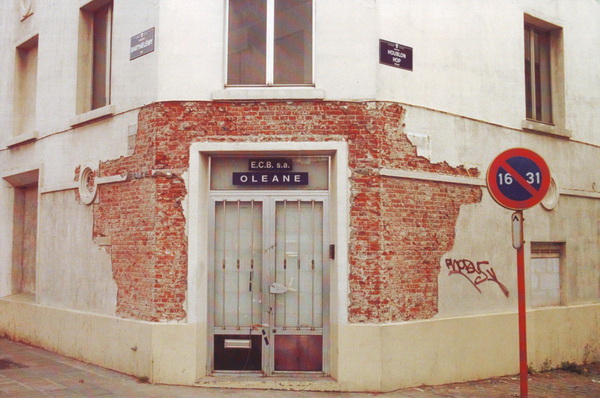 Retirando el cemento de la fachada, 1999 - Lara Almarcegui