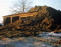 Depósito de lenha parcialmente soterrado - Robert Smithson