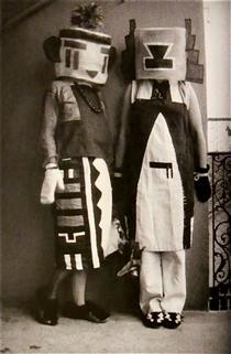 Sophie and Erika Taeuber (Hopi Indian Costumes) - 蘇菲·陶柏·阿爾普
